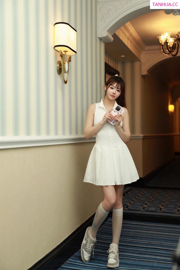 佘贝拉  [XiuRen]高清写真图 2024.06.12 No.8685 佘贝拉Bella 美腿性感第7张图片
